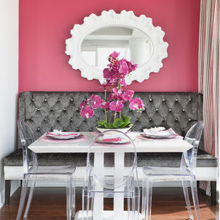 Kleines Klassisches Esszimmer mit rosa Wandfarbe und braunem Holzboden in Toronto