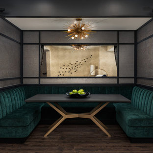 Großes Klassisches Esszimmer mit grauer Wandfarbe, Vinylboden und braunem Boden in Chicago