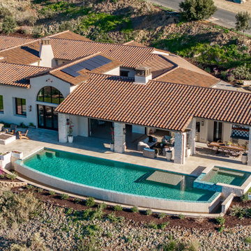 Seamless Indoor-Outdoor Living: A Home Designed for Entertaining and Privacy
