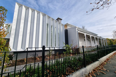 Diseño de fachada de casa blanca contemporánea con revestimiento de metal