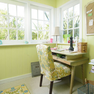 Exempel på ett litet exotiskt arbetsrum, med gröna väggar, heltäckningsmatta och ett fristående skrivbord
