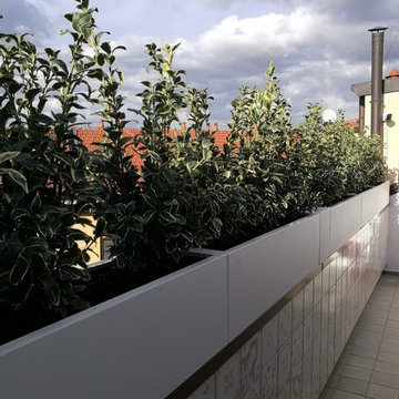 Terrazzo con fiorere, armadio da esterno e panca in acciaio verniciato