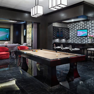 Offener, Geräumiger Mediterraner Hobbyraum mit schwarzer Wandfarbe und Wand-TV in Houston