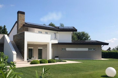 Idee per la villa grande multicolore moderna a tre piani con rivestimenti misti, tetto a mansarda e copertura in tegole
