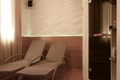 Ispirazione per una grande sauna moderna con nessun'anta, vasca idromassaggio, doccia a filo pavimento, WC sospeso, piastrelle multicolore, piastrelle a mosaico, pareti bianche, pavimento in bambù, lavabo sospeso, pavimento marrone e doccia aperta