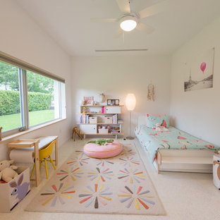 Cette image montre une chambre d'amis minimaliste de taille moyenne avec un mur blanc, un sol en linoléum, aucune cheminée et un sol gris.