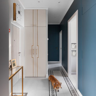 Idéer för en mellanstor eklektisk entré, med blå väggar