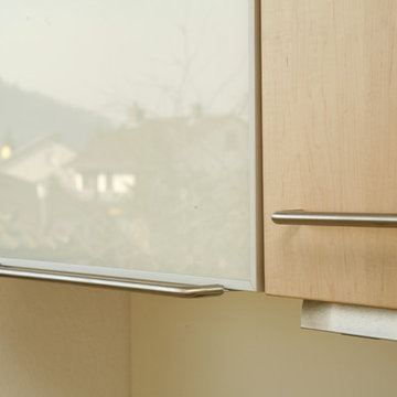 Küche mit Ahorn lackierten Fronten- Arbeitsplatte Corian