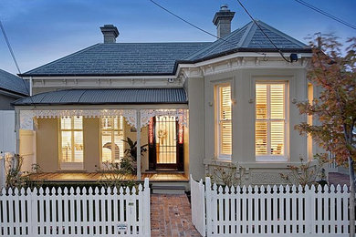 This is an example of a traditional one-storey exterior in Melbourne.