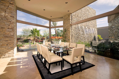 Example of a dining room design in San Diego