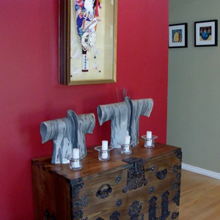 Inspiration för en stor vintage hall, med röda väggar, mellanmörkt trägolv och brunt golv