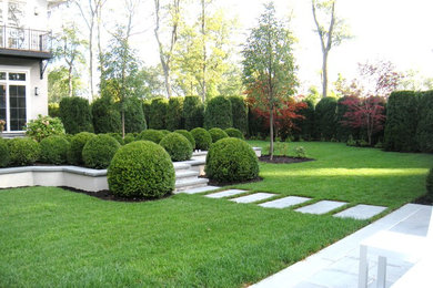 Inspiration for a traditional landscaping in New York.