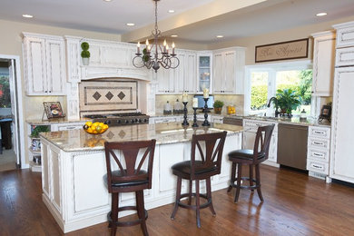 Kitchen - traditional kitchen idea in Seattle