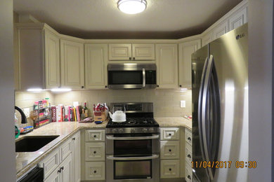 ワシントンD.C.にあるお手頃価格の小さなトランジショナルスタイルのおしゃれなキッチンの写真