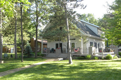 Small traditional beige vinyl gable roof idea in Milwaukee
