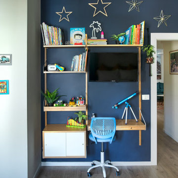 Blauer Kinderarbeitsplatz mit Bücherregal