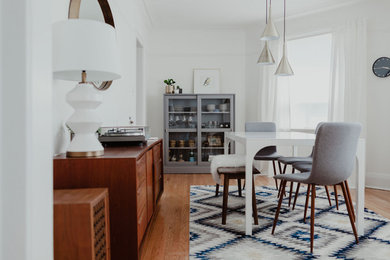 Example of a mid-century modern home design design in Toronto