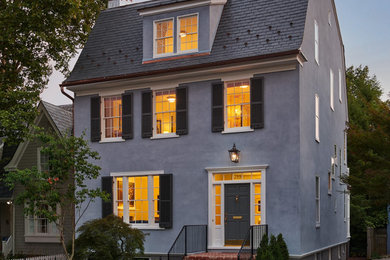 Ejemplo de fachada de casa azul y gris tradicional de tamaño medio con revestimiento de estuco y tejado a doble faldón