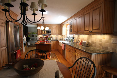 Kitchen - traditional kitchen idea in Boston