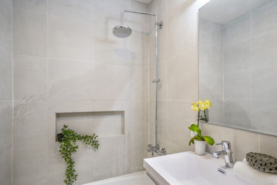 Ejemplo de cuarto de baño minimalista de tamaño medio