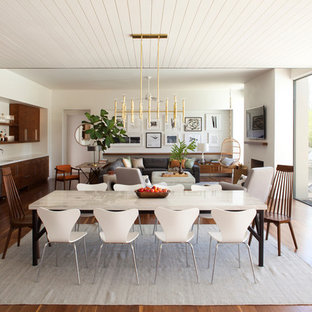 ロサンゼルスの広いミッドセンチュリースタイルのLDKの画像 (白い壁、無垢フローリング)