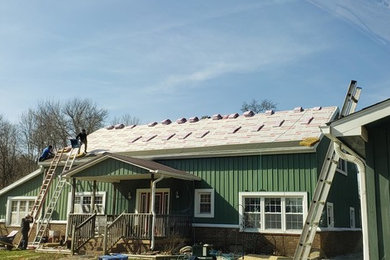 Home design - mid-sized traditional home design idea in Indianapolis