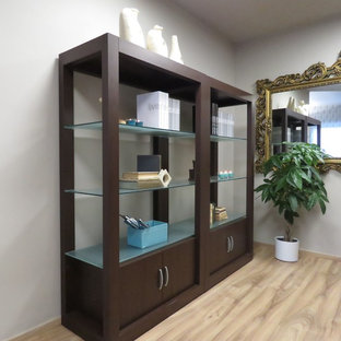 Imagen de distribuidor bohemio, pequeño, con paredes marrones, suelo laminado, puerta simple, puerta de madera oscura y suelo marrón