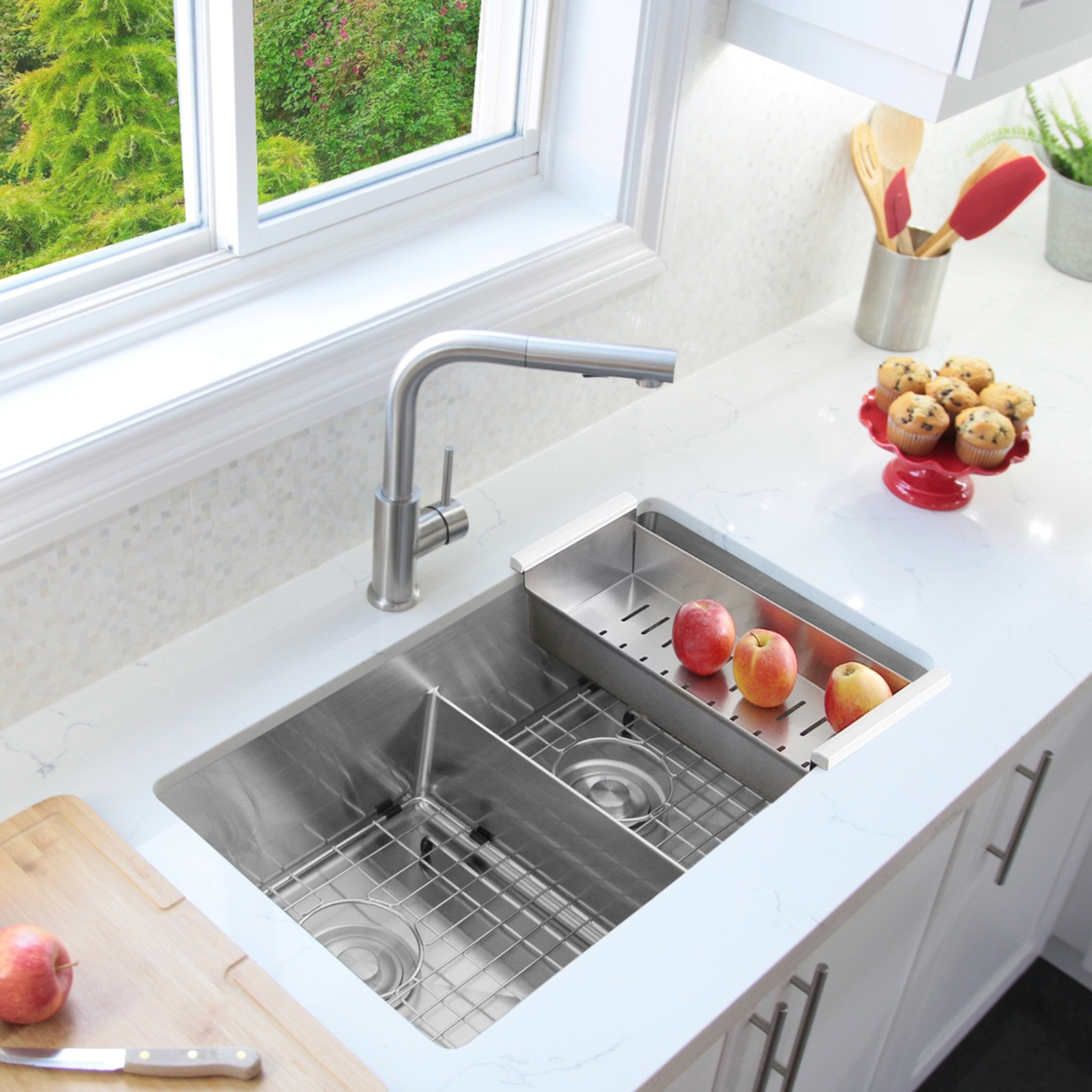 STYLISH 32"L x 18"W Stainless Steel Low Divider Undermount Kitchen Sink