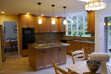 Kitchen - traditional kitchen idea in Seattle