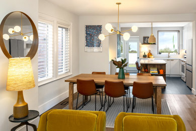 Foto de comedor de cocina nórdico con suelo de madera en tonos medios y suelo marrón