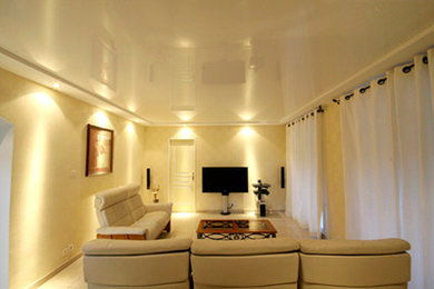 Idée de décoration pour une salle de séjour design de taille moyenne avec un mur jaune et un téléviseur fixé au mur.
