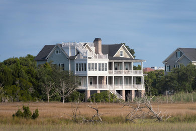 Example of an exterior home design in Charleston