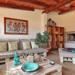 Modelo de salón mediterráneo con paredes blancas y chimenea de esquina