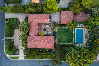 Geräumiges, Zweistöckiges Mediterranes Einfamilienhaus mit Putzfassade, grauer Fassadenfarbe, Satteldach, Ziegeldach und rotem Dach in Los Angeles