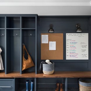 シカゴのカントリー風おしゃれなマッドルーム (グレーの床) の写真