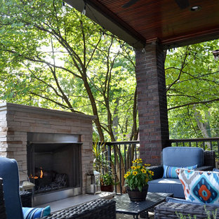 セントルイスの中サイズのトランジショナルスタイルのおしゃれな裏庭のデッキ (屋外暖炉、張り出し屋根) の写真