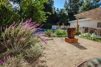 This is an example of a contemporary landscaping in Los Angeles.