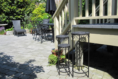 Elegant patio photo in Vancouver