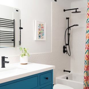 Inspiration för mellanstora moderna vitt en-suite badrum, med släta luckor, våtrum, en toalettstol med hel cisternkåpa, mosaikgolv, ett undermonterad handfat, bänkskiva i kvarts och dusch med gångjärnsdörr