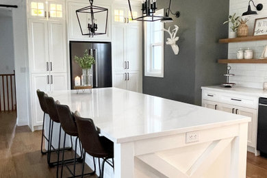 Farmhouse kitchen photo in Toronto