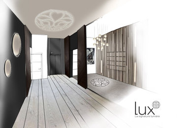 Cette photo montre un petit hall d'entrée tendance en bois avec un sol en carrelage de céramique et un sol gris.