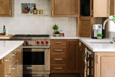 サクラメントにある高級な中くらいなトラディショナルスタイルのおしゃれなキッチン (中間色木目調キャビネット) の写真