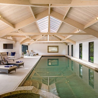 Inspiration för en funkis inomhus, rektangulär träningspool, med poolhus