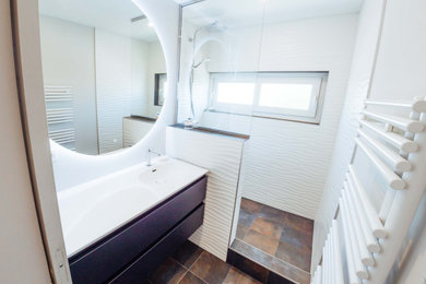 Aménagement d'une petite salle d'eau grise et blanche contemporaine avec un carrelage blanc, des carreaux de céramique, un mur gris, un sol en carrelage de céramique, un lavabo suspendu, un plan de toilette en surface solide, un sol multicolore, aucune cabine, un plan de toilette blanc et meuble simple vasque.