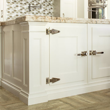 Colts Neck Traditional with Aquarium Feature