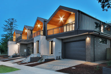Mid-sized traditional home design in Melbourne.