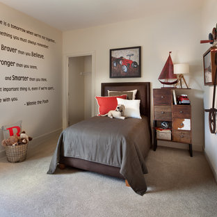 Klassisches Kinderzimmer mit Schlafplatz, weißer Wandfarbe und Teppichboden in Washington, D.C.