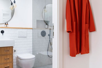 Modernes Badezimmer mit weißer Wandfarbe, hellem Holzboden, beigem Boden und eingebautem Waschtisch in Berlin