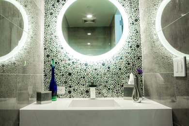 Inspiration for a modern bathroom remodel in Los Angeles