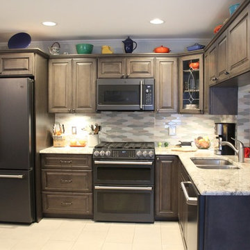 Starmark Kitchen in Maple Ridgeville w/ Decorative Edge in Slate w/ Ebony Glaze